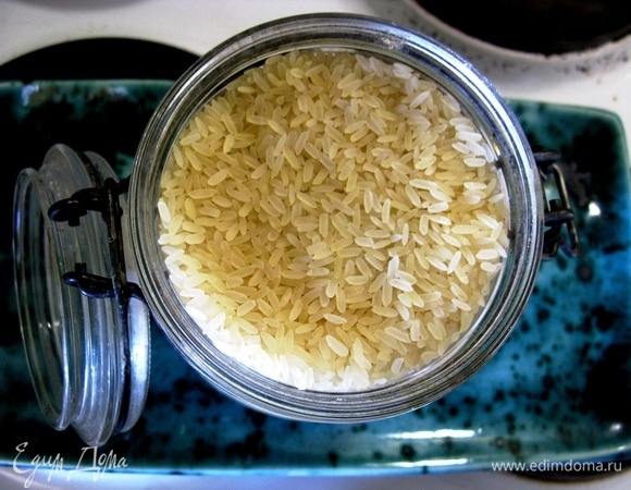 Нам потребуется рис, у меня пропаренный и не шлифованный — именно в таком больше витаминов.