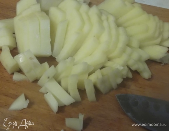 В кастрюлю с водой или мясным бульоном добавляем порезанный картофель. Как закипит солим. Убавляем огонь.