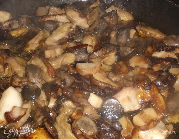 Лесные грибы. У меня белые, подосиновики, подберезовики. Чистим, моем и нарезаем. Обжариваем на топленном масле, до золотистого цвета. Добавляем к картофелю.