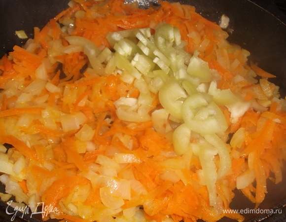 Лук с морковью обжариваем на растительном масле. Добавляем болгарский перец. Пережариваем.