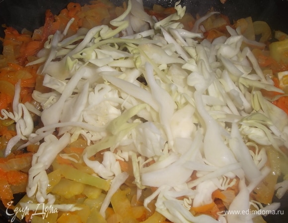 Шинкуем капусту. Добавляем к овощам. Подсаливаем. Обжариваем до полуготовности капусты.