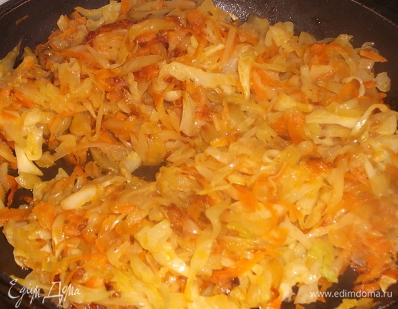 Готовые овощи добавляем в кастрюлю с супом. Заправляем укропом.