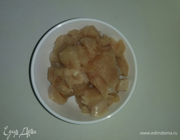 Мясо куриной грудки отделяем от костей и хрящиков. Нарезаем средними кусочками.