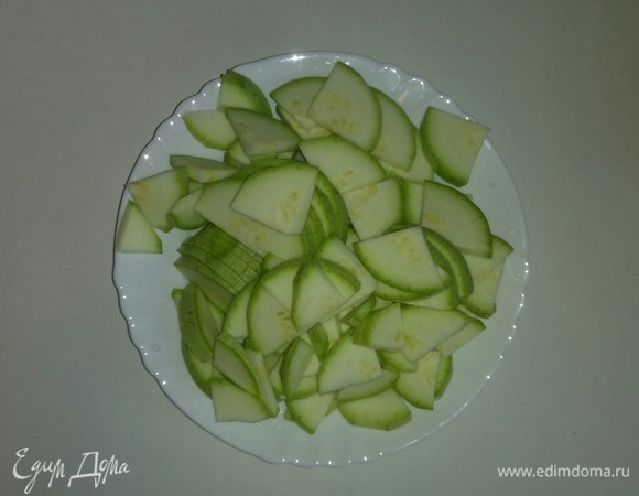 Кабачок режем кружочками, а затем каждый кружочек режем на четыре части.