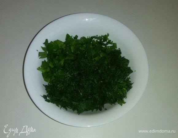 Мелко режем зелень укропа и петрушки.