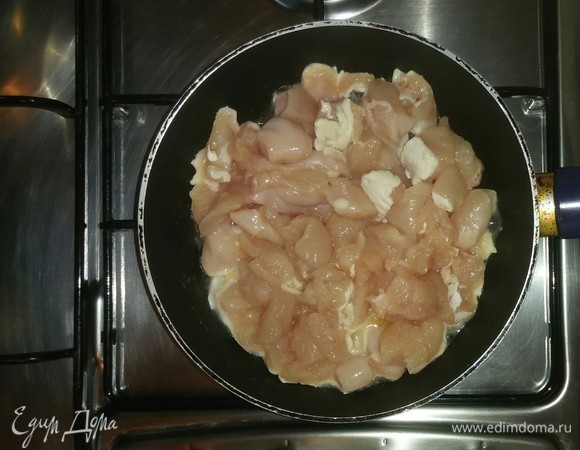 Обжариваем слегка на оливковом масле куриные кусочки около 5 минут, постоянно помешивая.