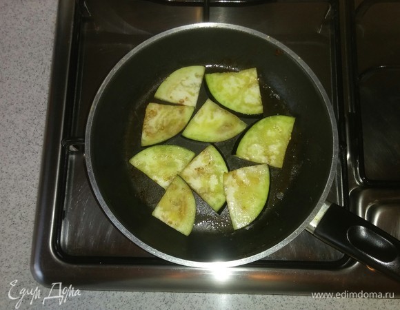 Нарезанные кусочками баклажаны обжариваем на оливковом масле (по 1 минуте с каждой стороны).