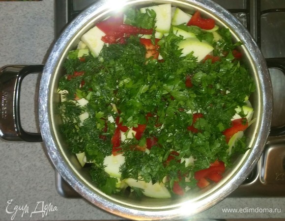 Берем кастрюлю, в которой будем тушить курицу с овощами. Наливаем в нее чуть-чуть кипяченой воды, чтобы, пока не появился сок от овощей и курицы, нижний слой овощей не пригорел. Будем укладывать все ингредиенты в два слоя. Кладем в кастрюлю ингредиенты слоями в следующем порядке: помидоры, перец, репчатый лук, баклажан, кабачок, курица, зелень, а затем соль, сахар. Затем кладем в кастрюлю остальную часть ингредиентов в том же порядке. Ставим кастрюлю на большую конфорку плиты и убираем огонь этой конфорки до минимума. Закрываем крышкой и тушим около 20 минут, а затем переставляем кастрюлю на мелкую конфорку плиты, тоже убираем огонь до минимума и тушим еще около 1 часа. Приятного аппетита!