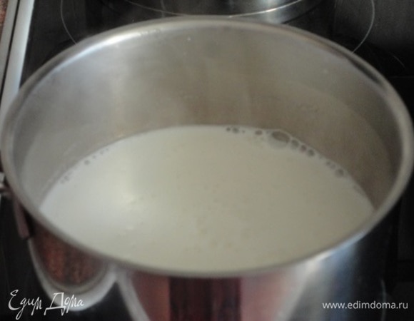 Молоко в кастрюле с толстым дном довести до кипения и всыпать сахарную пудру. Размешать до полного растворения.