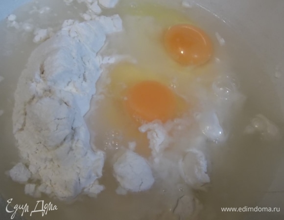 В муку добавить соль, яйца, минеральную воду и растительное масло.