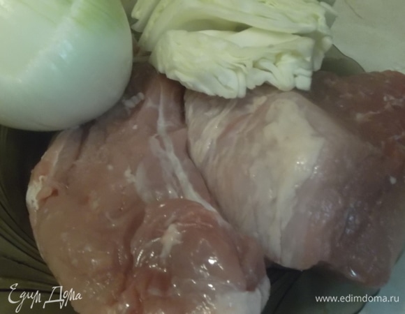 Подготовить мясо, лук и капусту.
