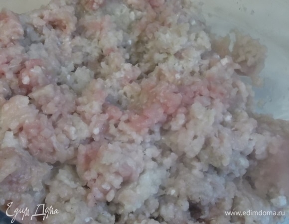 Пропустить через мясорубку. Добавить соль, перец. Фарш получается сочным, за счет сока от капусты и лука. Хорошо перемешать. Выбить.