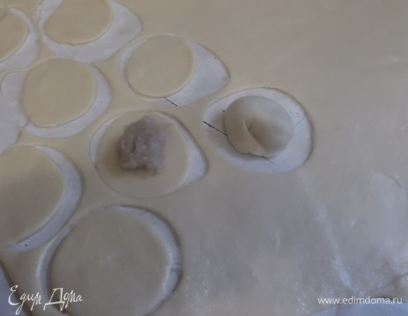 Тесто раскатать в тонкий пласт. Стаканом вырезать кружочки. Выложить начинку.