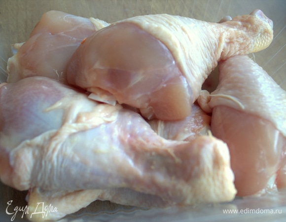 Варим суп на любых частях курицы. В оригинале — грудка.