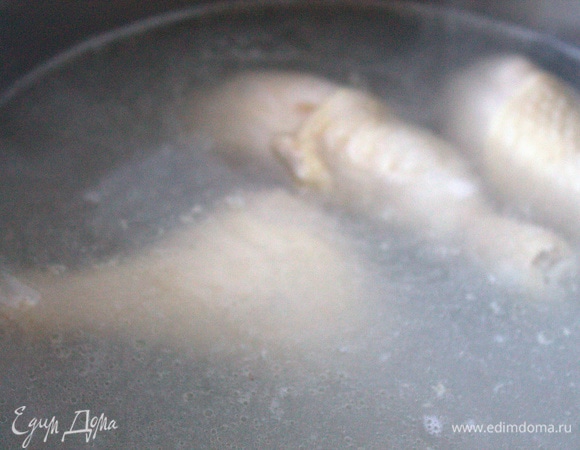 Заливаем водой и ставим вариться почти до готовности. Я варила на маленьких ножках, тоже быстро варятся. Посолить, поперчить.