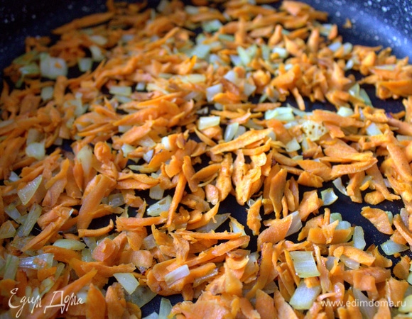 Слегка обжарить.