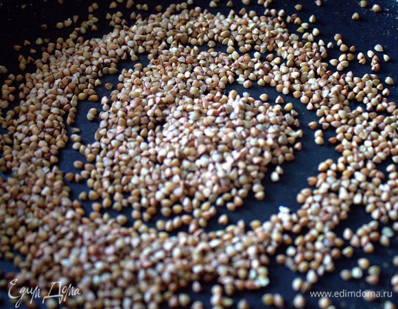 Прокалить на сухой сковороде.