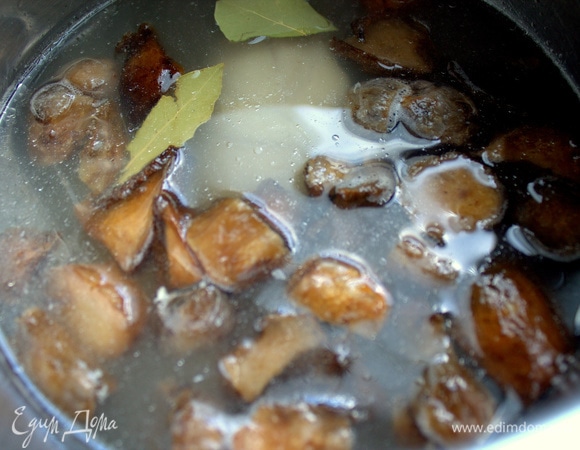 В готовый бульон ввести грибы и лавровый лист.