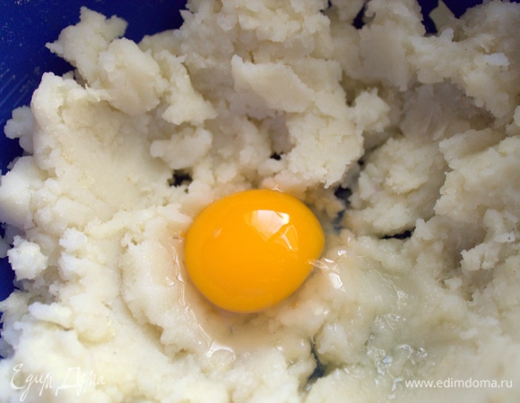 Клецки. Сварить 1–2 картофелины, растолочь в пюре и вбить яйцо, посолить.