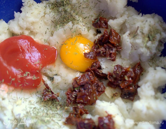 Добавить томаты по желанию и укроп.