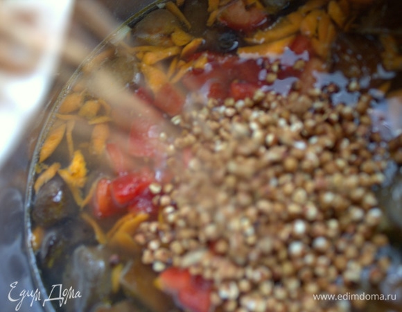 В суп засыпать гречку и дать провариться, минут 10.