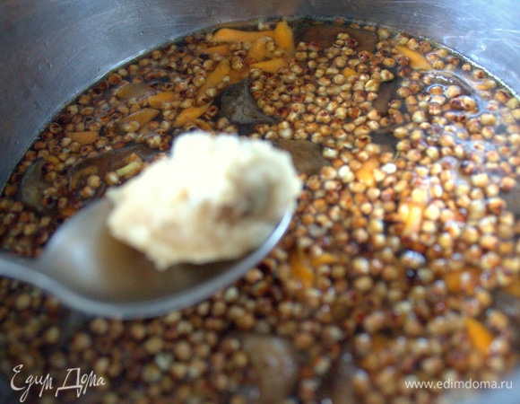 С помощью двух ложек формируем клецки и опускаем в почти готовый суп.