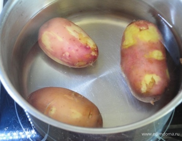 Молодой картофель можно просто помыть и почистить щеткой. Варить прямо с кожицей 15 минут, т.е. до полуготовности.