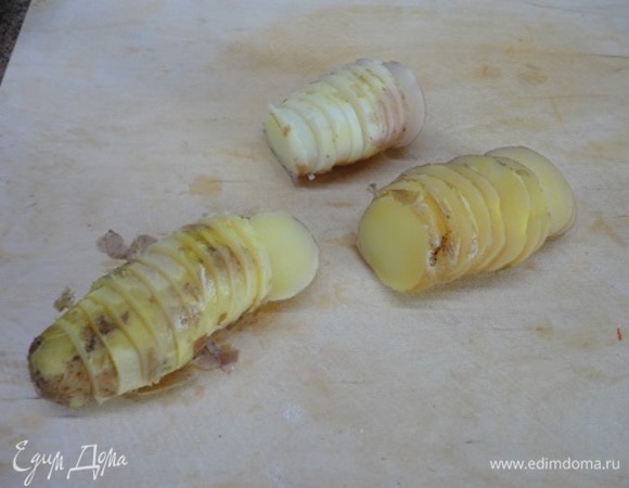 Остудить и нарезать тонкими пластинами.