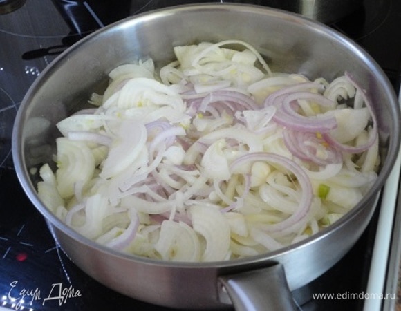 Лук нашинковать тонкими полукольцами. В сотейнике нагреть масло обжарить его до нежно золотистотого цвета. Остудить.