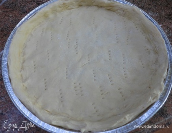 Тесто выложить в форму, смазанную маслом. Наколоть вилкой.