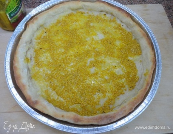 Готовую основу пирога смазать горчицей (количество можете сократить до 1 ст. л., если не любите острую пищу).