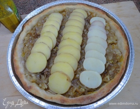 Затем выложить лук, на него картофель.