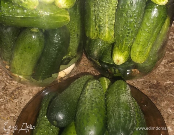 Ингредиенты указаны на 2-х литровую банку. Огурцы замочить в холодной воде часа на три. В стерильные банки на дно выложить специи. Уложить подготовленные огурцы.