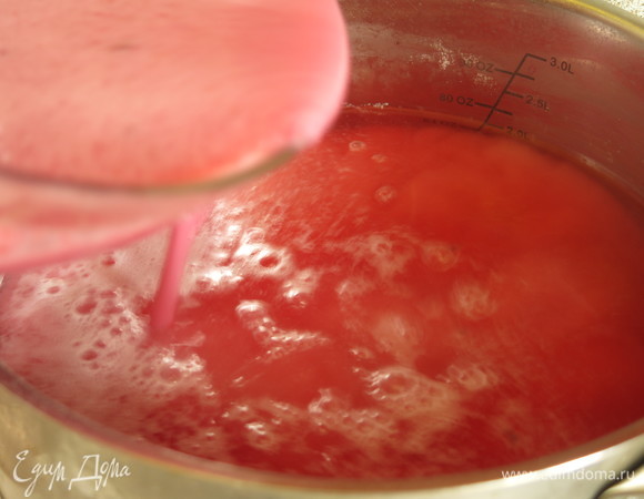 Вливаем массу в отвар, перемешиваем и даем закипеть. Если хотите получить густой суп, уменьшите количество воды.