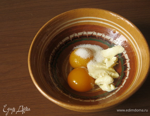 Соединяем желтки, ванильный сахар и сливочное масло.