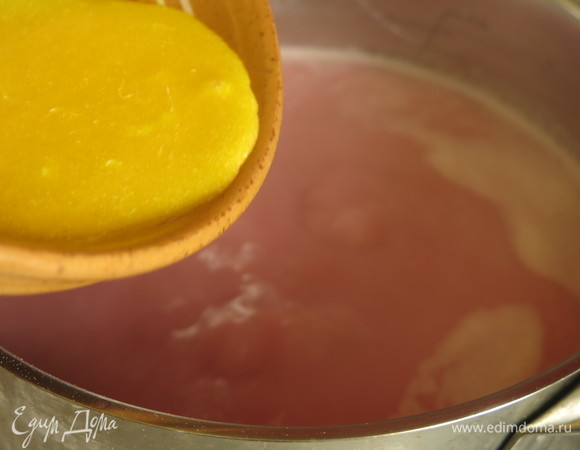 Вливаем смесь в суп и нагреваем, но не даем кипеть. Бросаем щепотку соли.