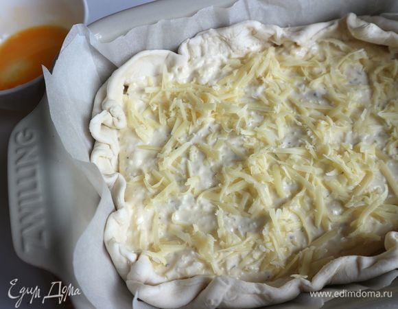 Другую часть сыра разместить сверху.