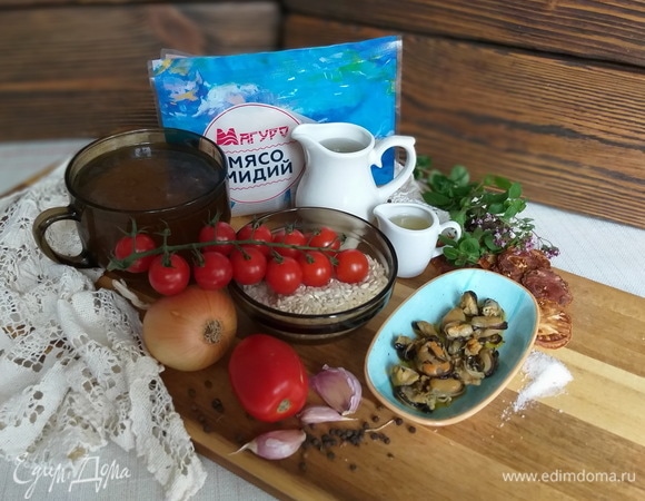 Лук и вяленые томаты нарезать мелко. Листики свежего орегано измельчить. Помидоры сливка бланшировать, очистить от кожицы и нарезать крупным кубиком.