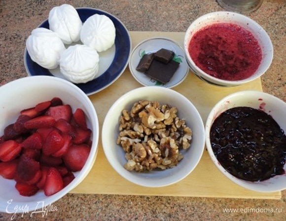 Смородину и вишню без косточек пюрировать по отдельности погружным блендером. Клубнику нарезать плоскими дольками. Орехи измельчить в блендере.