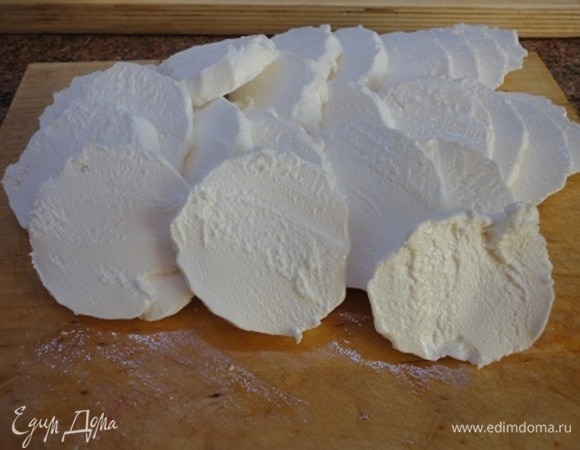 Зефир нарезать на тонкие кружочки. Признаюсь, было трудно. Или зефир слишком свежий, или я такая неумеха, но если нож периодически смачивать в холодной воде, то будет легче.