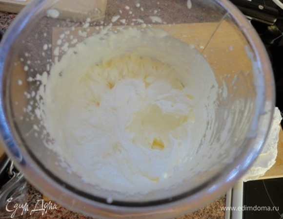 Сливки взбиваем до устойчивых пиков.