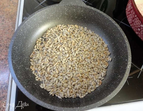 2 ломтика хлеба для тостов залить молоком. Семечки слегка обжарить на сковороде.