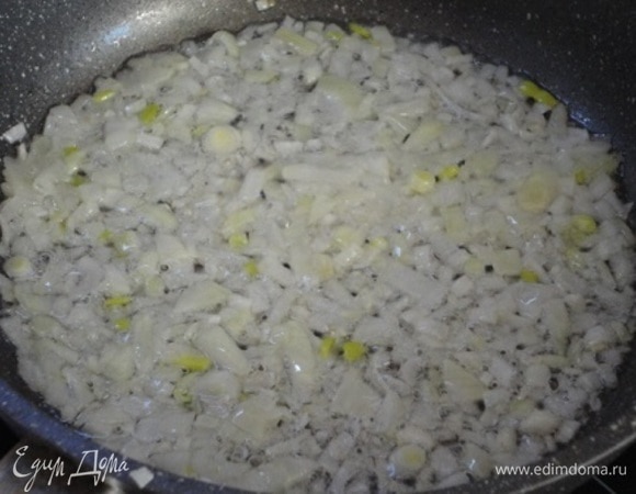 Лук и чеснок обжарить в 2 ст. л. масла до мягкости и аромата.