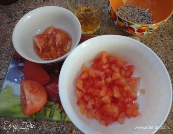 Для соуса помидоры обдать кипятком и очистить от кожицы, удалить семена и нарезать мякоть кубиками (хотя можно и сочную внутренность оставить, почему бы и нет?).