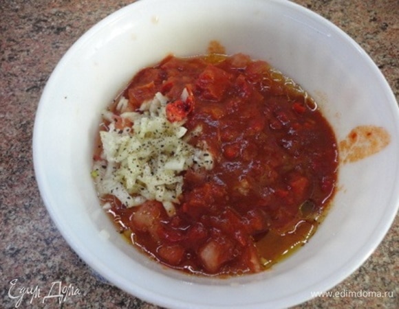 Лук мелко нашинковать. Пеперони очистить, удалив семена, и мелко порубить. Все перемешать с остатками оливкового масла (2 ст. л.), сухим хересом, посолить, поперчить и приправить кетчупом.