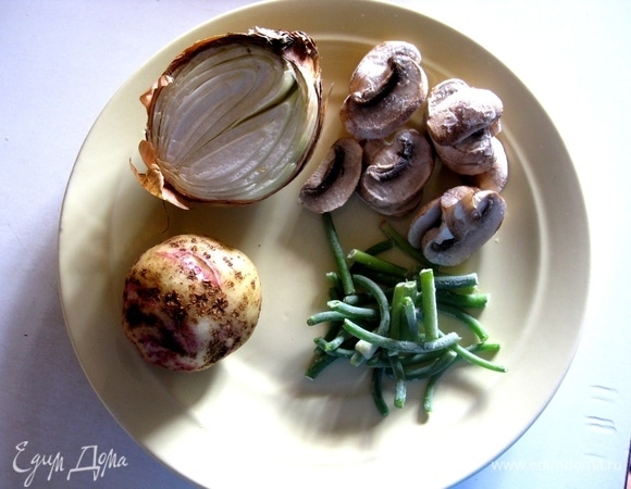 Мелко нарезаем овощи. Можно кинуть в блендер и измельчить в однородную массу, а можно мелко нарезать, а картофель натереть на меленькой терке.