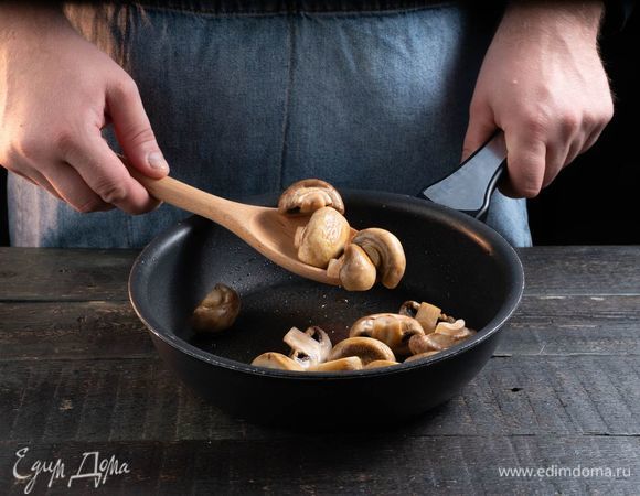 Обжарьте до румяной корочки.