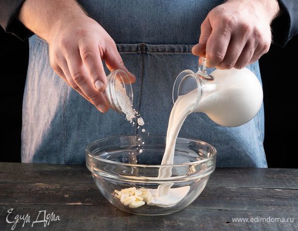 В миске смешайте сливки, чеснок и крахмал.