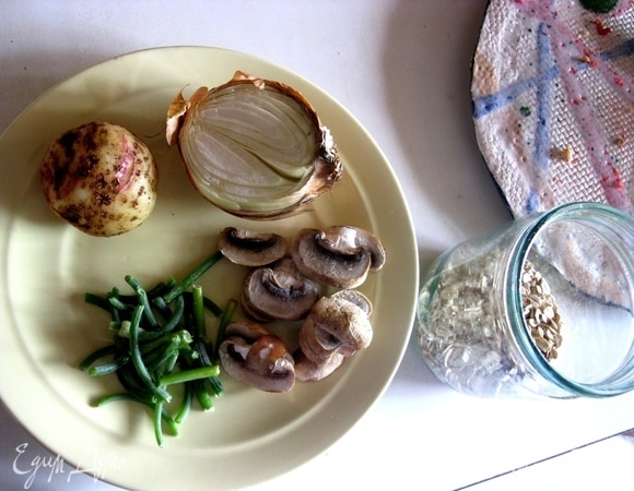 Все ингредиенты нарезаем, кладем в кастрюлю и варим 20 минут. Кладем все в кипящую воду, досыпаем немного овсянки и даем отвариться полностью до получения консистенции пюре.