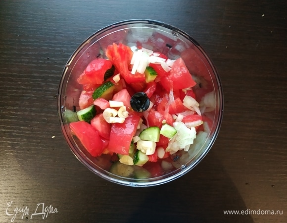 Огурец и помидоры произвольно нарезать, чтобы удобнее было положить в блендер, лук и чеснок нарезать поменьше. Все сложить в блендер и взбить до однородности.